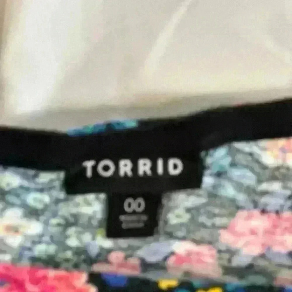 Torrid Blouse Black with Bright Flowers (Size 00) - Picture 3 of 8